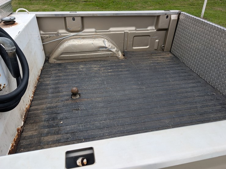 2004-gmc-3500-image-33