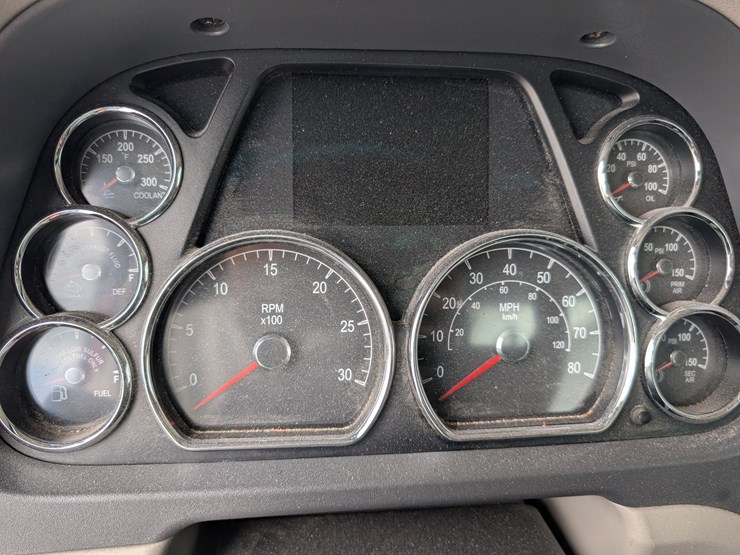2018-peterbilt-day-cab-semi-image-105