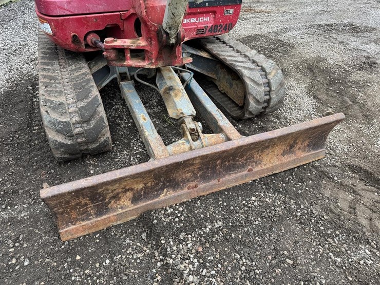 2016-takeuchi-tb260-image-14