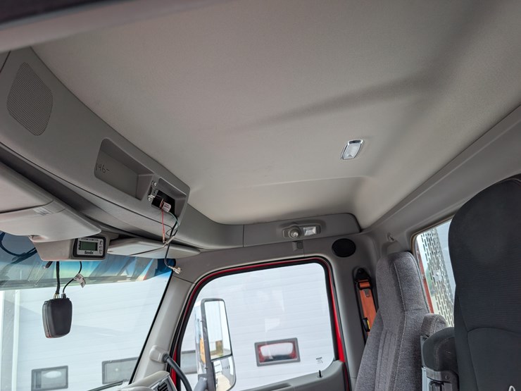 2018-peterbilt-day-cab-semi-image-90