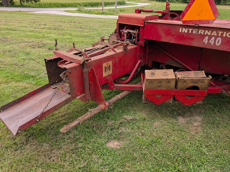 ih-440-square-baler-image-5