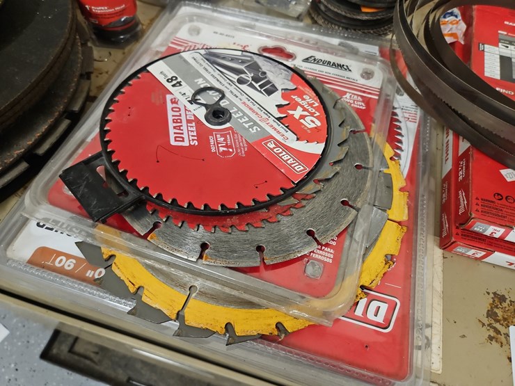 cabinet-with-quantity-of-blades-image-2