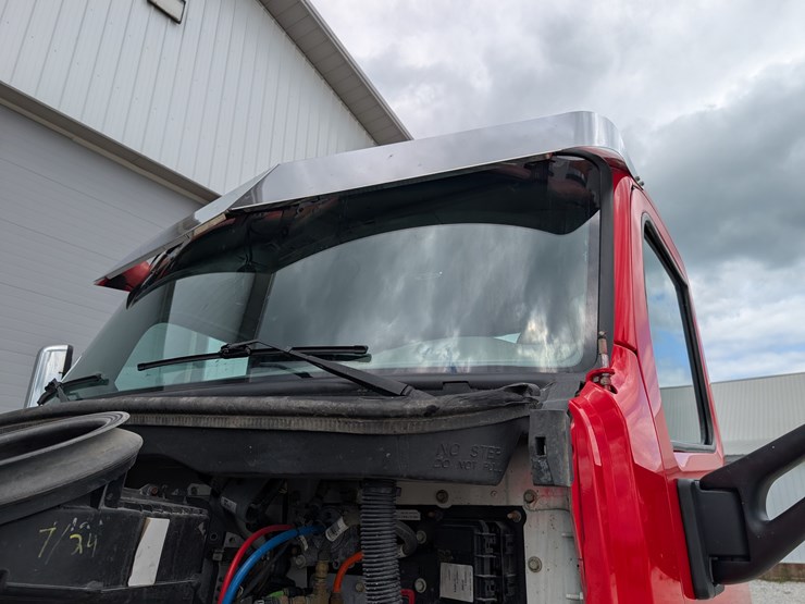 2018-peterbilt-day-cab-semi-image-75