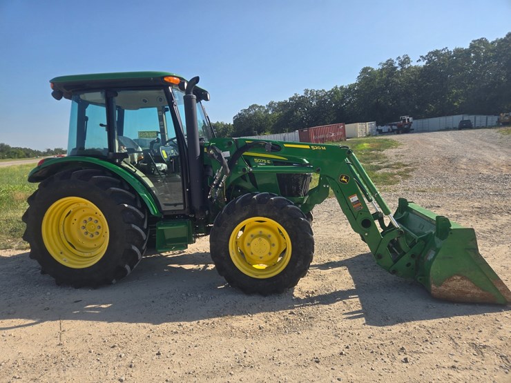 2024-john-deere-5075e-image-16