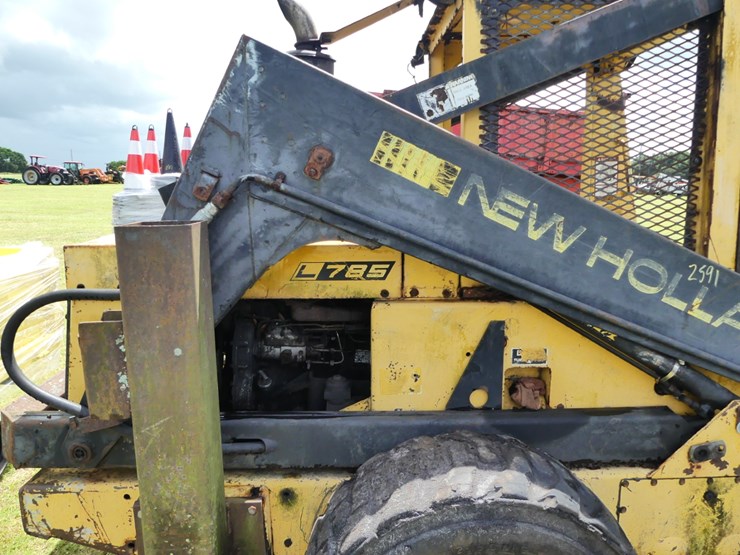 new-holland-l785-image-7