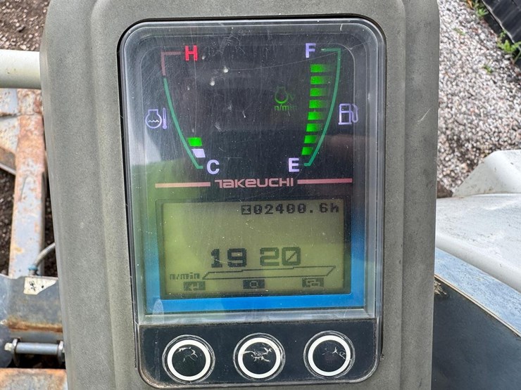 2016-takeuchi-tb260-image-27