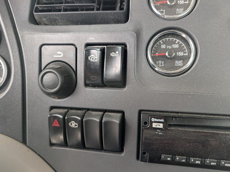 2018-peterbilt-day-cab-semi-image-104