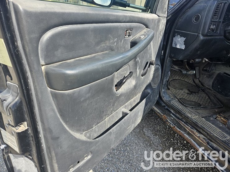 2002-gmc-sierra-3500-image-30