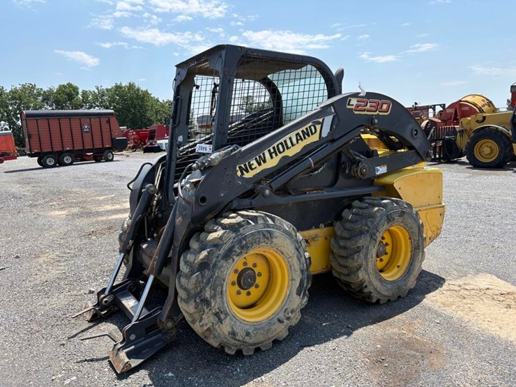 new-holland-l230-image-2