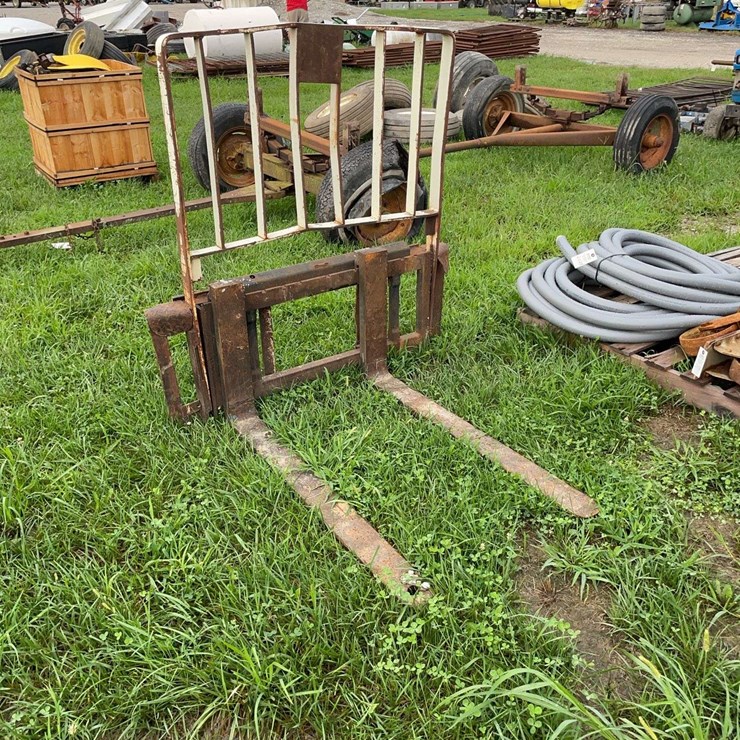 Pallet forks for skid steer, has bent frame