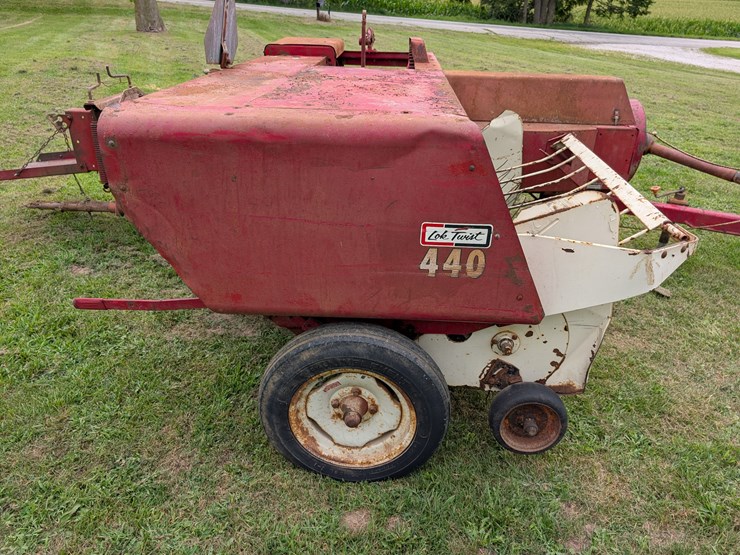 ih-440-square-baler-image-7