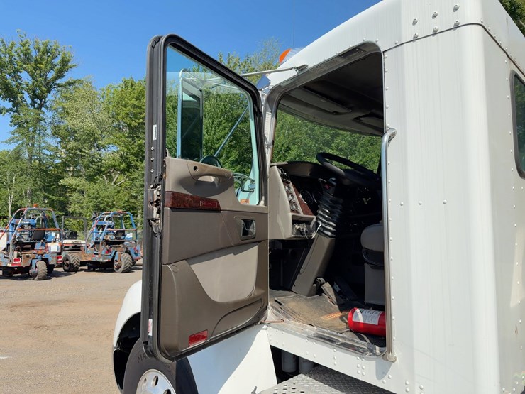 2013-kenworth-t370-image-18