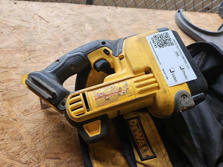 dewalt-dcs350-cordless-threaded-rod-cutter-image-2