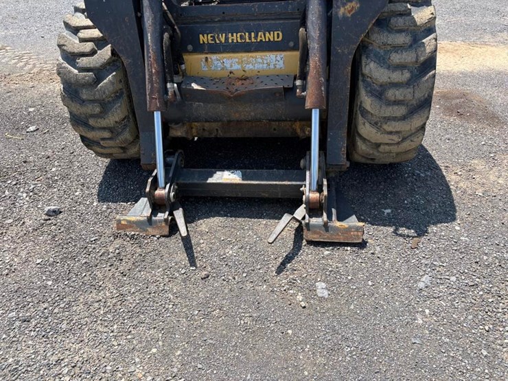 new-holland-l230-image-4
