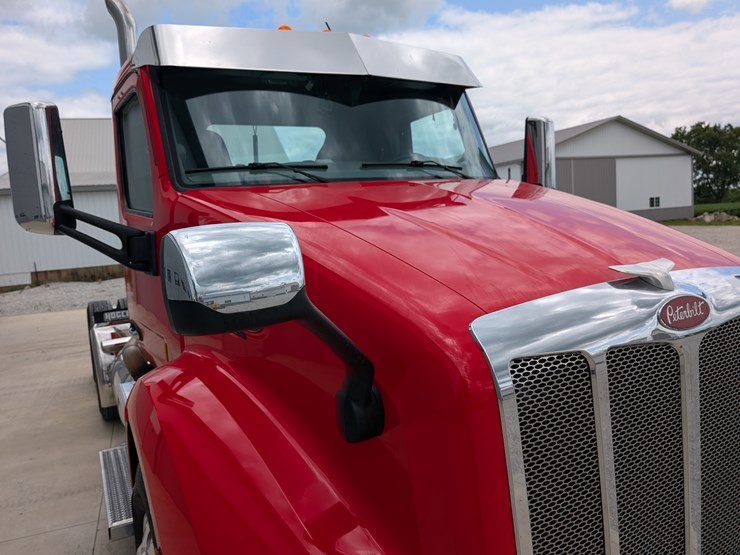 2018-peterbilt-day-cab-semi-image-64