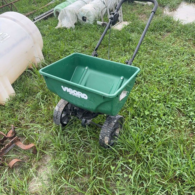 Vigoro 4300 push spreader