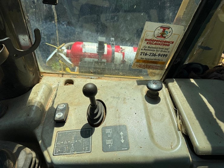 2013-caterpillar-d6n-lgp-image-23