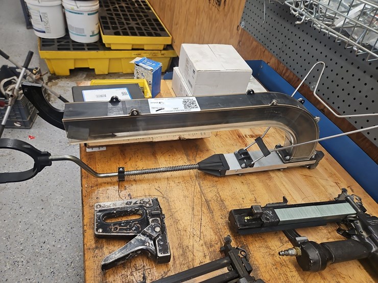 quantity-of-assorted-staple-guns-and-staples-image-2