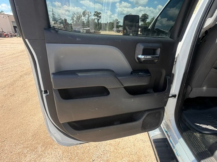 2017-chevrolet-2500-image-22