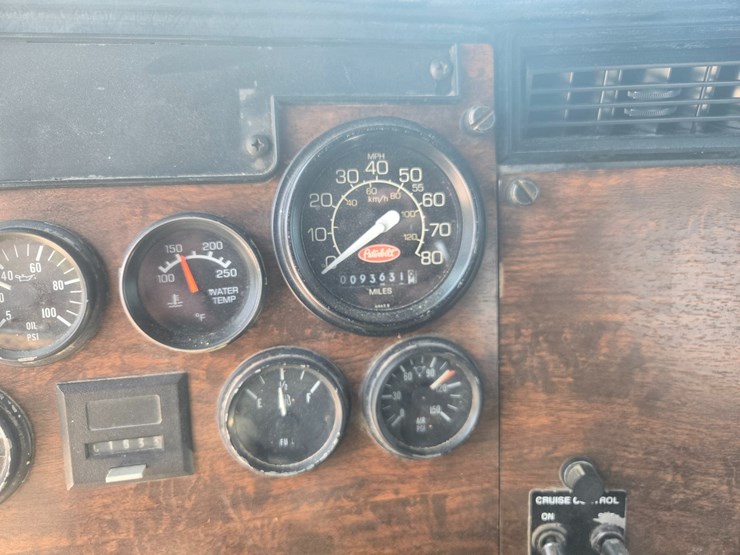 1999-peterbilt-385-image-59