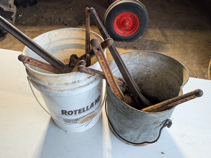 (2)-buckets-of-chain-binders.-#223-image-1