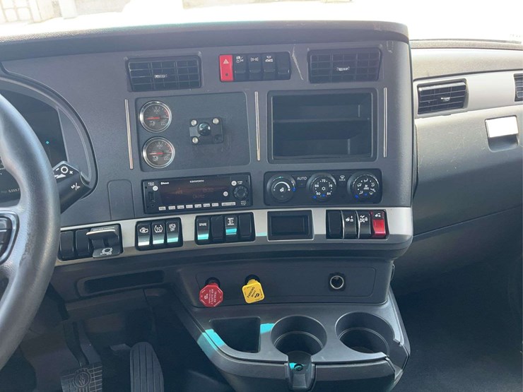 2022-kenworth-t680-image-23