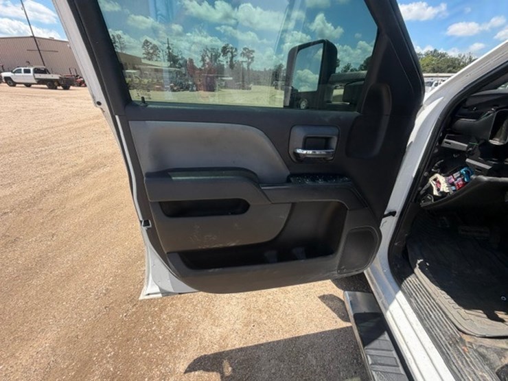 2017-chevrolet-2500-image-33