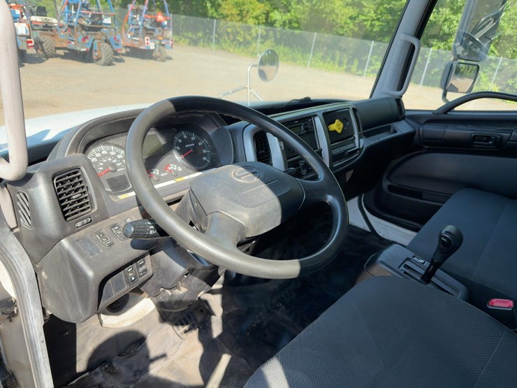 2019-hino-268-image-18