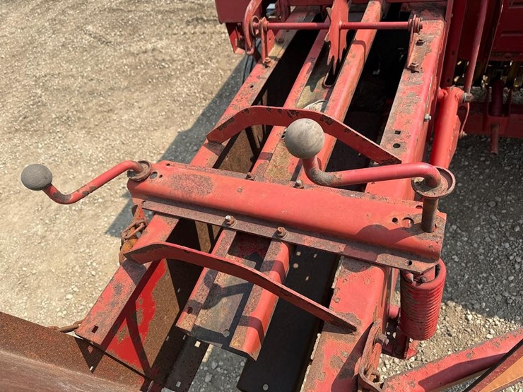 new-holland-565-image-15