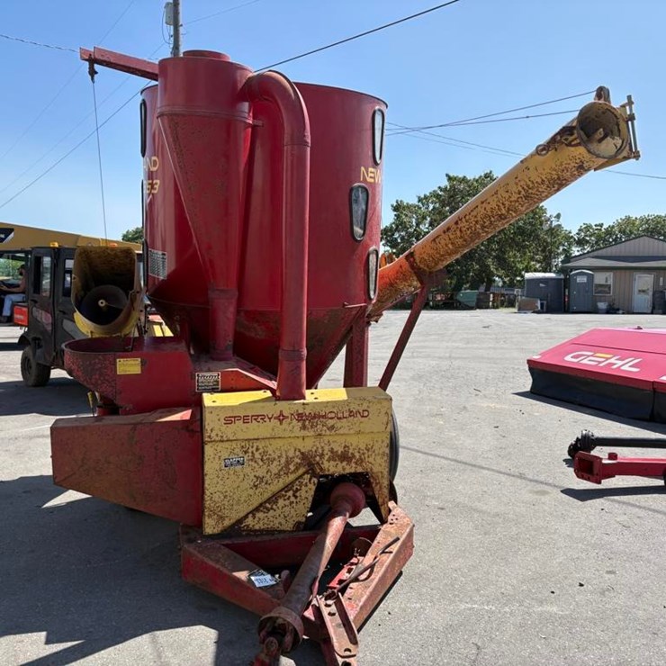 NEW HOLLAND 353