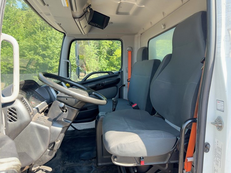 2019-hino-268-image-17