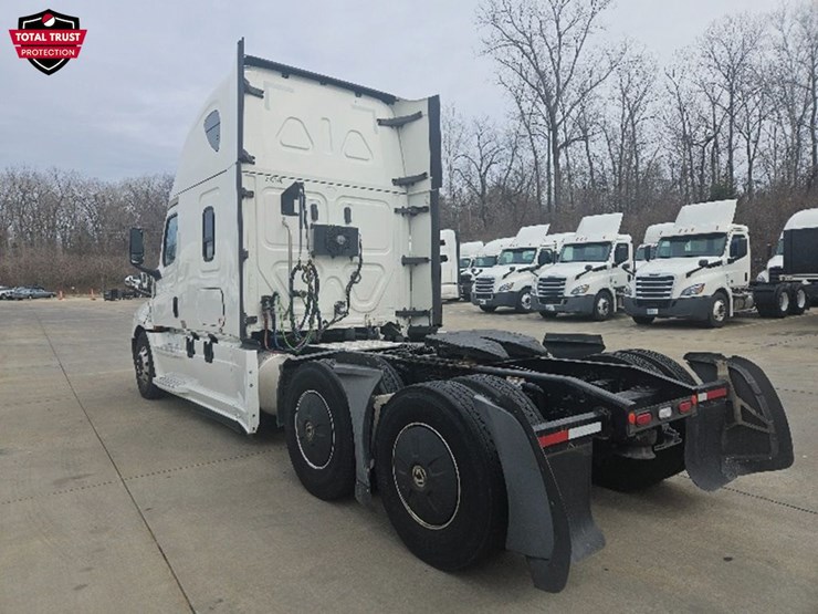 2020-freightliner-cascadia-126-image-2
