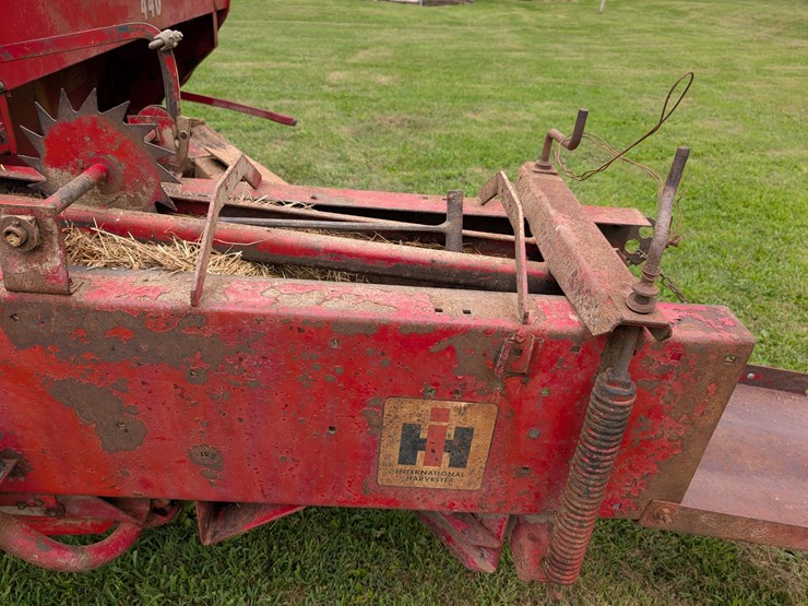 ih-440-square-baler-image-24