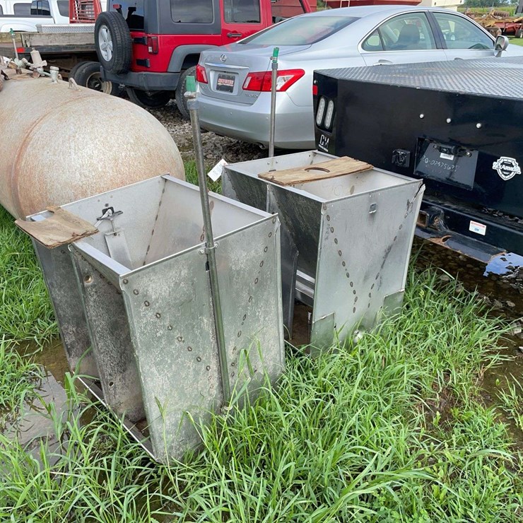 2 wet/dry hog feeders