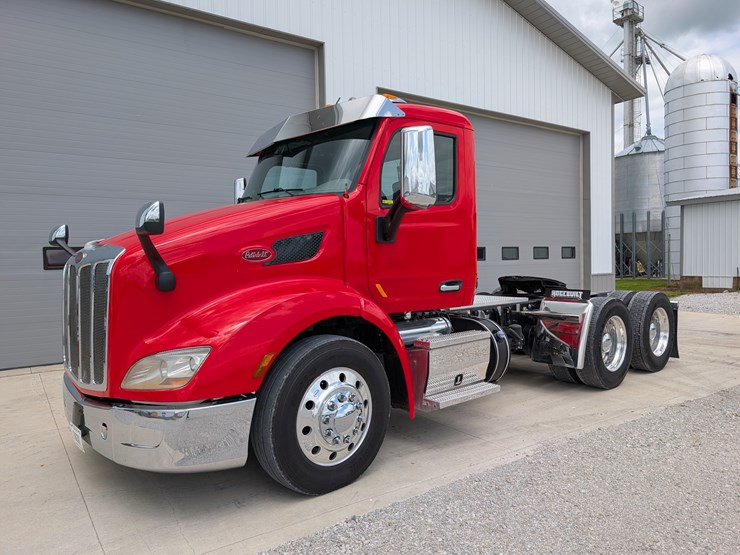 2018-peterbilt-day-cab-semi-image-1