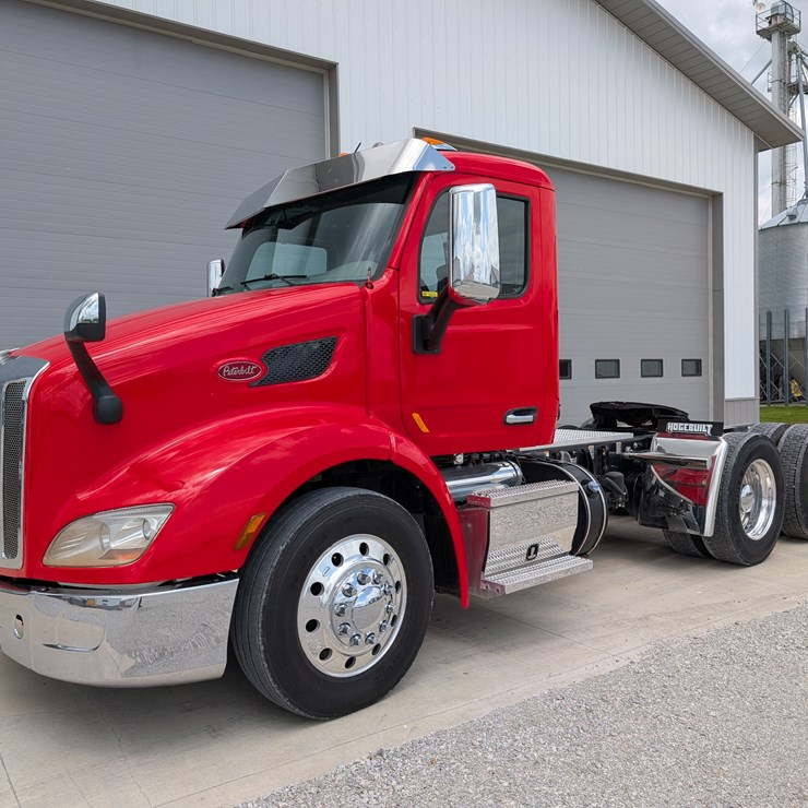 2018 Peterbilt Day Cab Semi