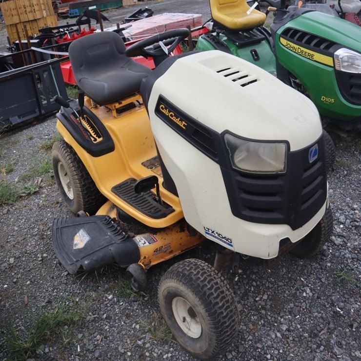 Cub Cadet LX1040 Riding Mower