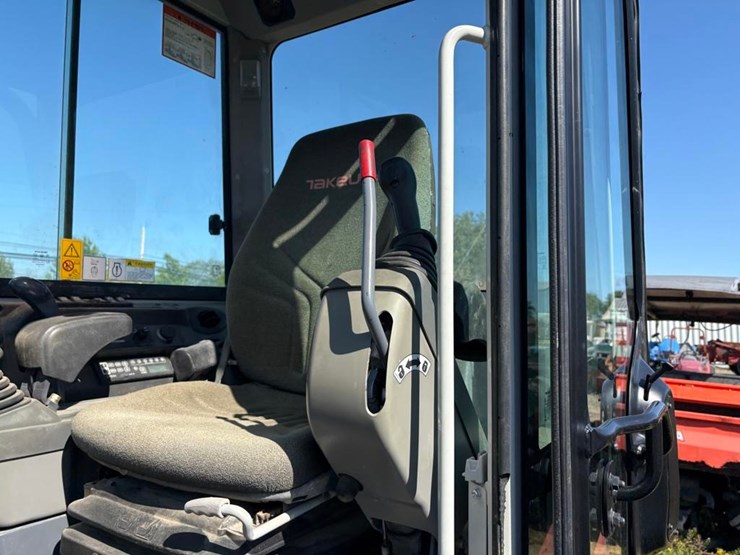 2017-takeuchi-tb240-image-15