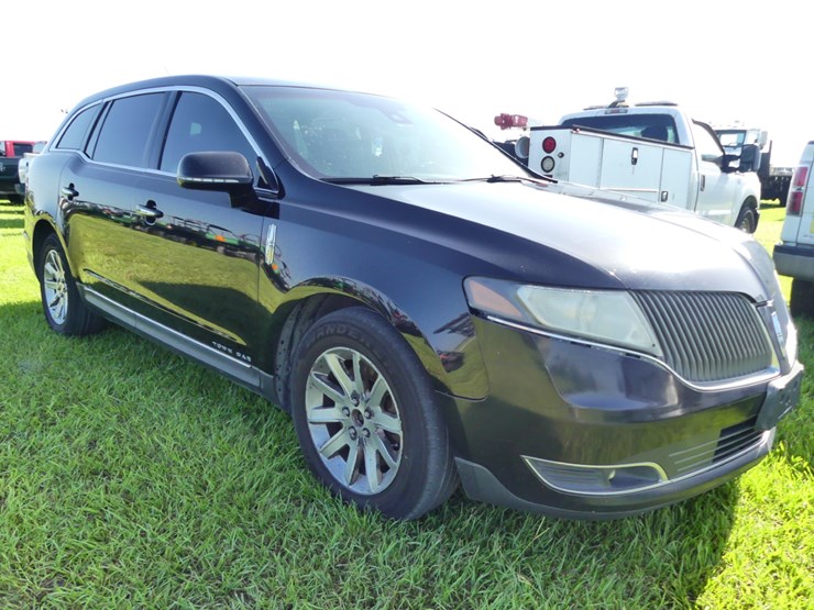 2014-lincoln-mkt-image-2