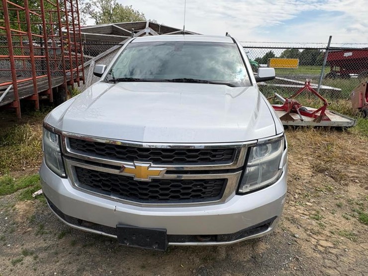 2015-chevrolet-suburban-image-4