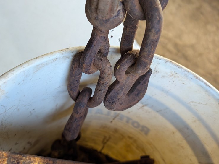(2)-buckets-of-chain-binders.-#223-image-4