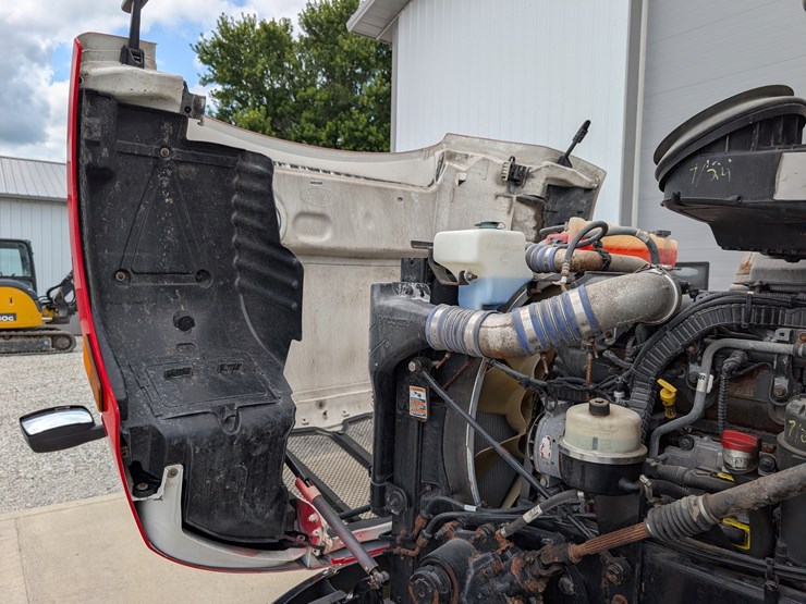 2018-peterbilt-day-cab-semi-image-76