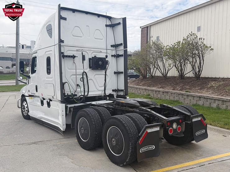 2023-freightliner-cascadia-126-image-3