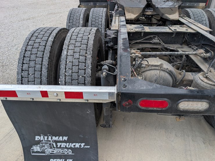 2018-peterbilt-day-cab-semi-image-38