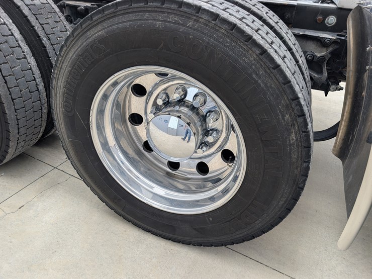 2018-peterbilt-day-cab-semi-image-51