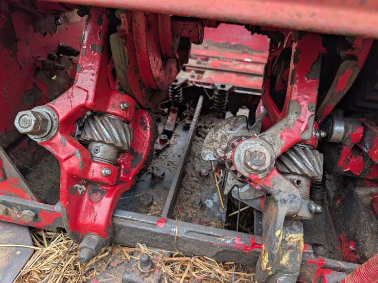 ih-440-square-baler-image-28