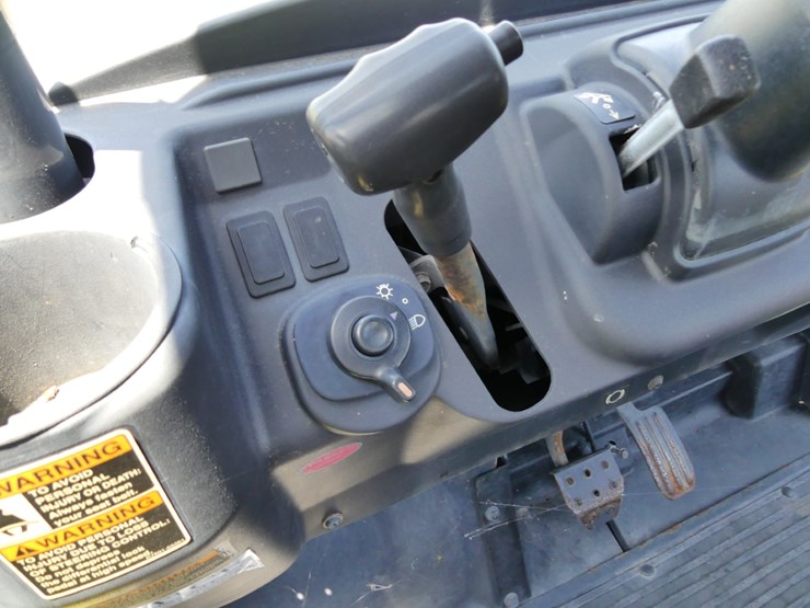 2009-kubota-rtvx1140-image-13