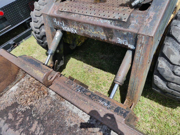 new-holland-l785-image-11