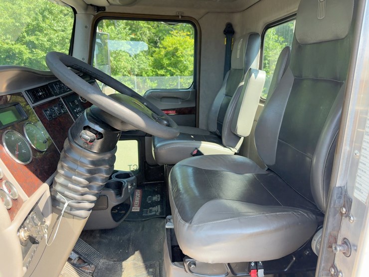2013-kenworth-t370-image-19