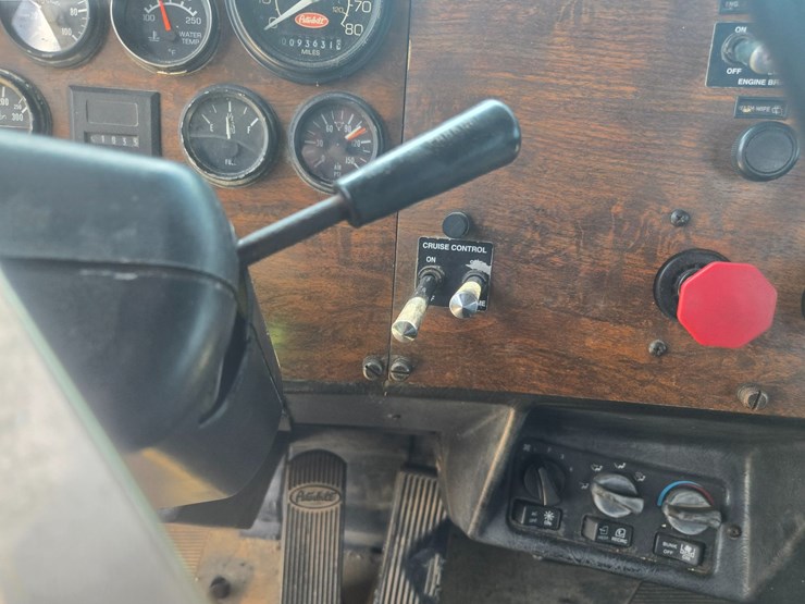 1999-peterbilt-385-image-62